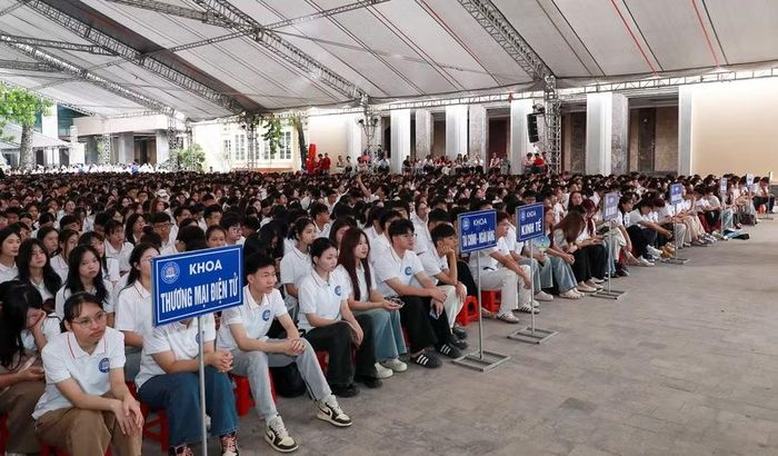 Gần 6.500 tân sinh viên đại học chính quy khóa 62 và liên kết quốc tế khóa 23 của Trường Đại học Thương mại hân hoan dự Lễ khai giảng năm học mới.