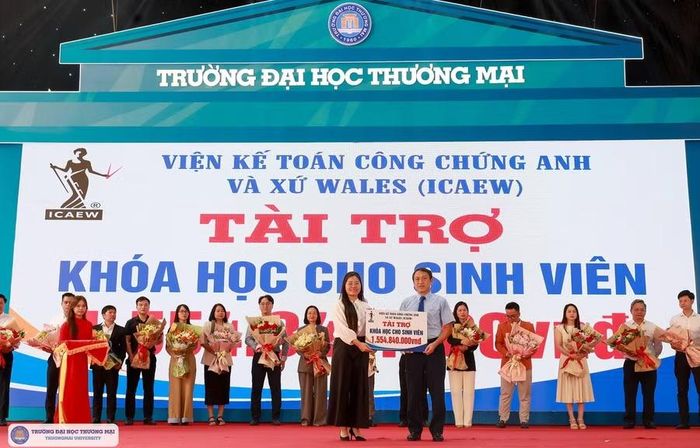 Nhân dịp này, Trường Đại học Thương mại đón nhiều nguồn tài trợ học bổng cho sinh viên.