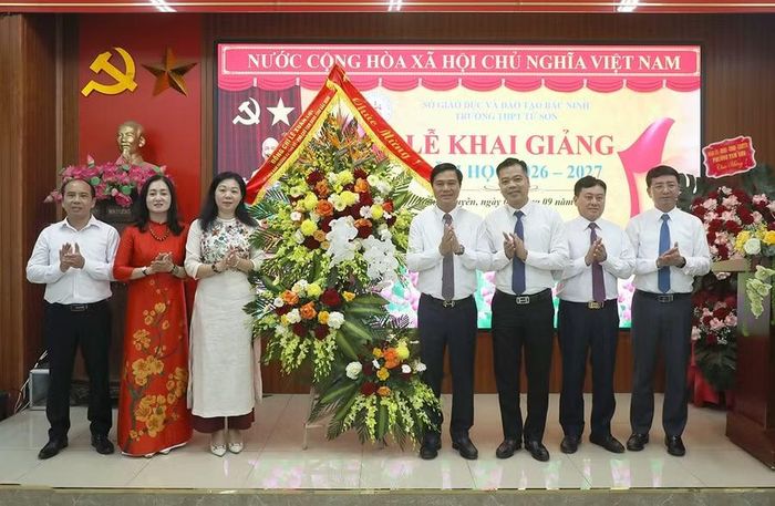 Ông Lê Xuân Lợi tặng hoa chúc mừng Trường THPT Từ Sơn.