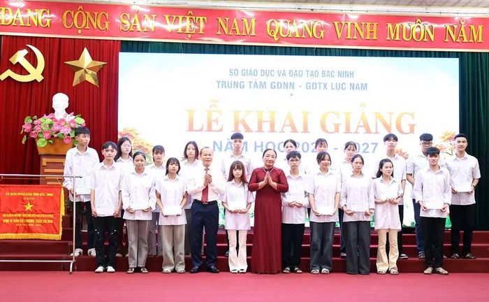 Ông Mai Sơn và đại biểu tặng quà cho 20 em học sinh Trung tâm GDNN-GDTX Lục Nam.
