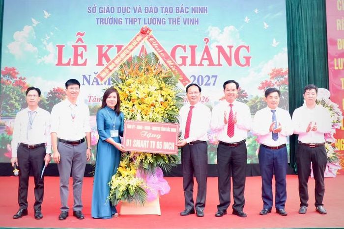 Phó Chủ tịch UBND tỉnh Bắc Ninh Phạm Văn Thịnh tặng hoa chúc mừng thầy và trò Trường THPT Lương Thế Vinh.