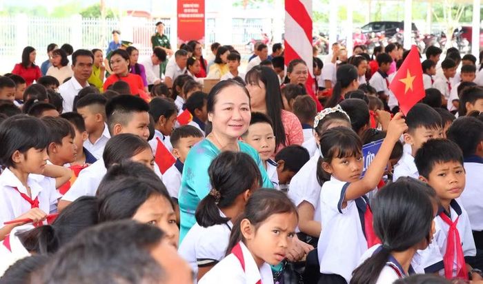 Học sinh, giáo viên Trường PTNT Tiểu học và THCS Buôn Đôn trong ngày khai giảng năm học 2026-2027. (Ảnh: Thành Tâm)