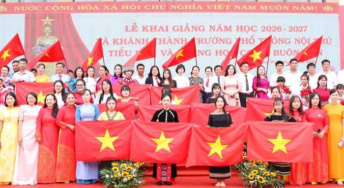 Học sinh, giáo viên Trường PTNT Tiểu học và THCS Buôn Đôn chào đón năm học 2026-2027. (Ảnh: Thành Tâm)