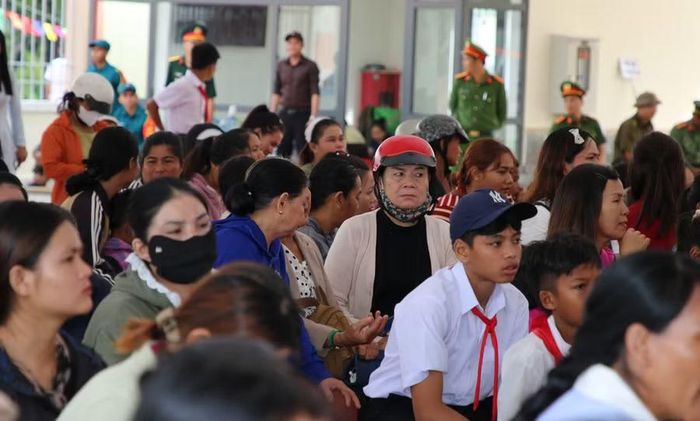 Nhiều phụ huynh gác lại công việc đồng áng đến chung vui với ngày khai trường của thầy và trò Trường PTNT Tiểu học và THCS Buôn Đôn. (Ảnh: Thành Tâm)