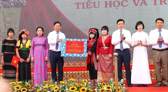 Bí thư Tỉnh ủy Lương Nguyễn Minh Triết trao tặng quà của Tổng Bí thư, Chủ tịch nước Tô Lâm cho học sinh, giáo viên Trường PTNT Tiểu học và THCS Buôn Đôn. (Ảnh: Thành Tâm)