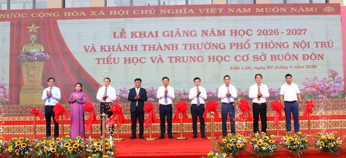 Đại biểu thực hiện nghi thức khánh thành Trường PTNT Tiểu học và THCS Buôn Đôn. (Ảnh: Thành Tâm)