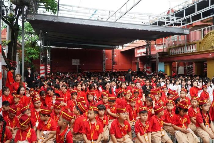 Học sinh Trường Nam Việt tại lễ khai giảng.
