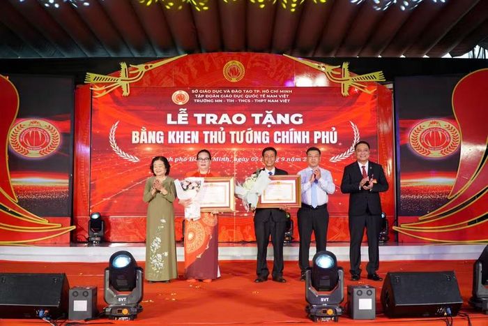  Bà Phan Thị Ánh Hoàng và ông Nguyễn Văn Hùng nhận bằng khen của Thủ tướng Chính phủ. 