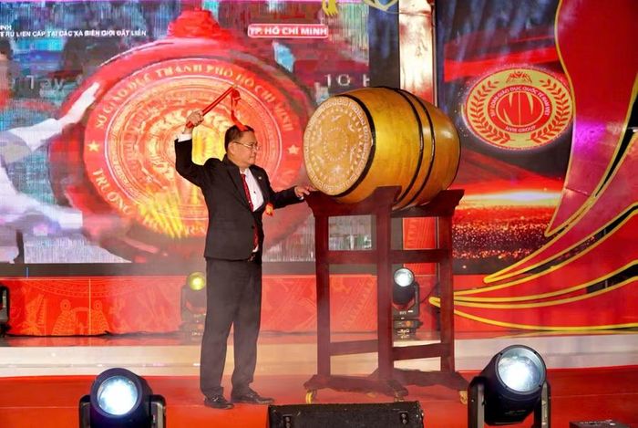 Tiến sĩ Nguyễn Đức Quốc thực hiện nghi thức đánh trống khai trường.