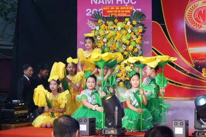 Tiết mục văn nghệ của học sinh Trường Nam Việt biểu diễn tại lễ khai giảng.