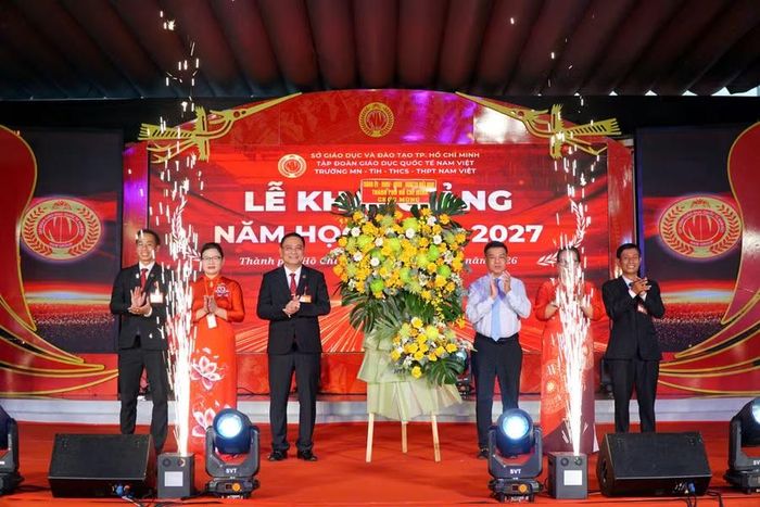 Ông Nguyễn Văn Dũng tặng hoa chúc mừng Trường MN-TH-THCS-THPT Nam Việt.
