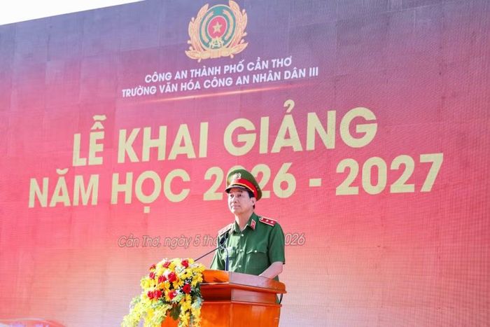 Trung tướng Trần Minh Tiến, Chánh Văn phòng Cơ quan Cảnh sát điều tra Bộ Công an đọc thư chúc mừng năm học mới của Bộ trưởng Bộ Công an.