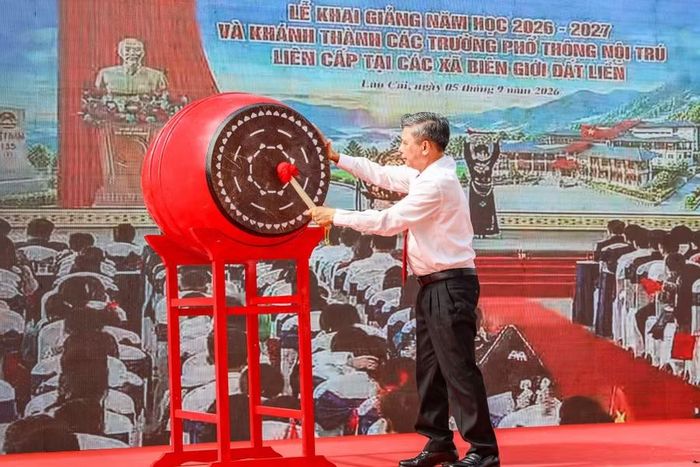 Ông Đồng Văn Thanh thực hiện nghi thức đánh trống khai giảng.