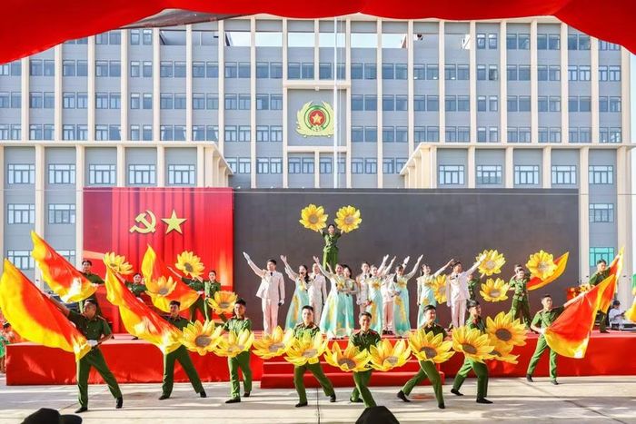 Sôi nổi tiết mục văn nghệ chào mừng tại lễ khai giảng.