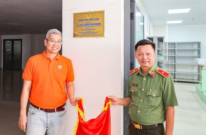 Thiếu tướng Huỳnh Việt Hòa, Giám đốc Công an TP Cần Thơ, thực hiện nghi thức khánh thành phòng STEM.