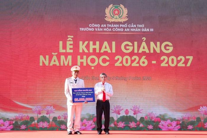 Ông Đồng Văn Thanh trao tặng học bổng cho Quỹ Khuyến học của trường.