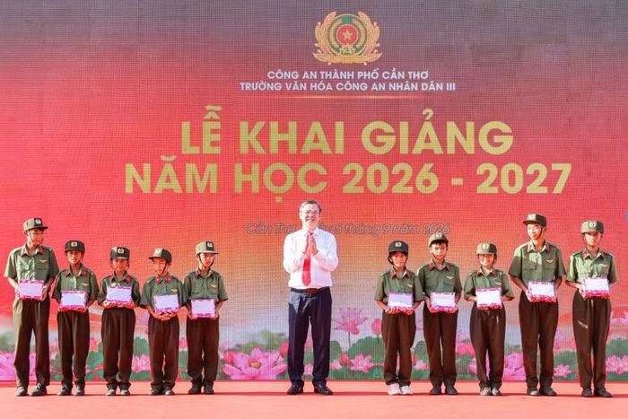 Ông Trương Cảnh Tuyên trao học bổng cho các em học sinh.
