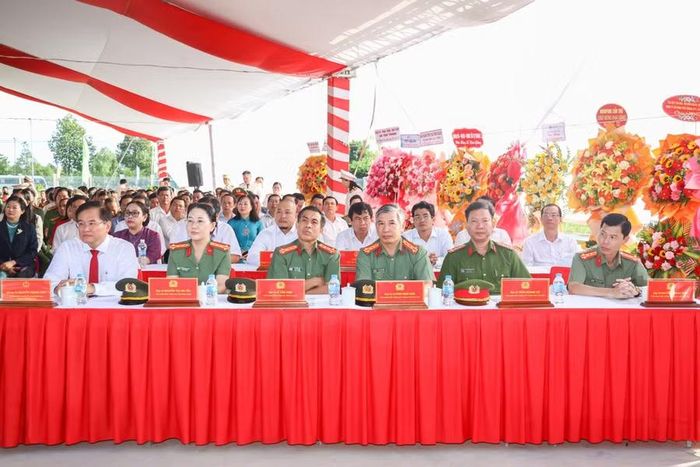 Các đại biểu tham dự buổi lễ.