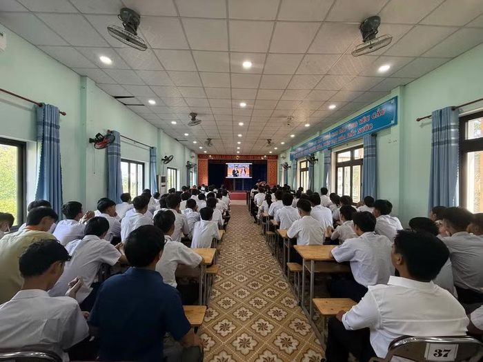 Sinh viên dự lễ khai giảng năm học mới.