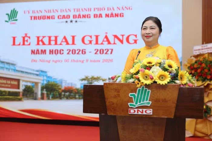 PGS.TS Vũ Thị Phương Anh, Quyền Hiệu trưởng Trường Cao đẳng Đà Nẵng phát biểu khai giảng.