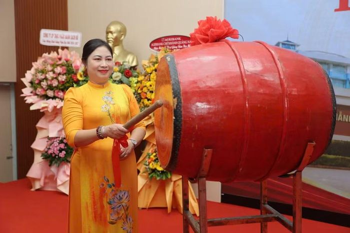 PGS.TS Vũ Thị Phương Anh, Quyền Hiệu trưởng Trường Cao đẳng Đà Nẵng đánh trống khai giảng.