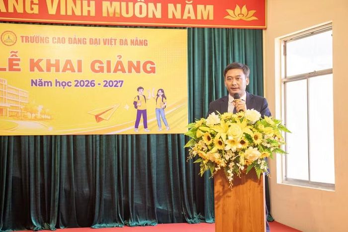 TS Trần Văn Anh – Bí thư Chi bộ, Hiệu trưởng Nhà trường phát biểu tại chương trình.