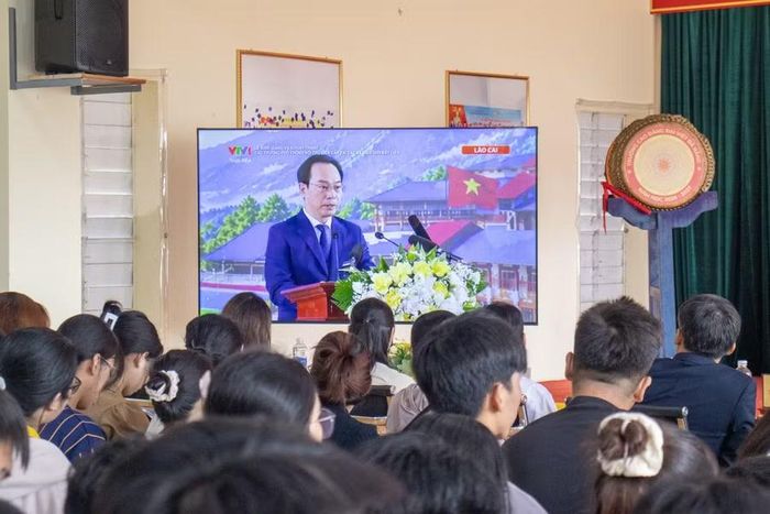 Thầy và trò Trường Cao đẳng Đại Việt Đà Nẵng xem trực tiếp lễ khai giảng năm học mới.