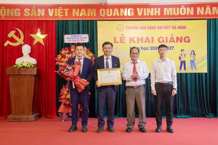 Ông Võ Nguyên Huân, Trưởng ban Thi đua - Khen thưởng TP Đà Nẵng trao Bằng khen cho đại diện nhà trường.