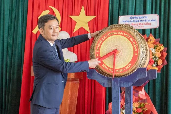 TS Trần Văn Anh, Bí thư Chi bộ, Hiệu trưởng nhà trường đánh trống khai giảng.