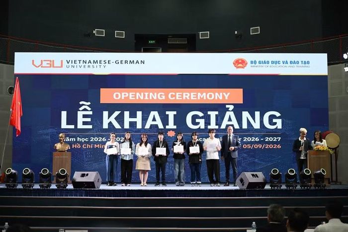 Trao học bổng cho các sinh viên. Ảnh: VGU.
