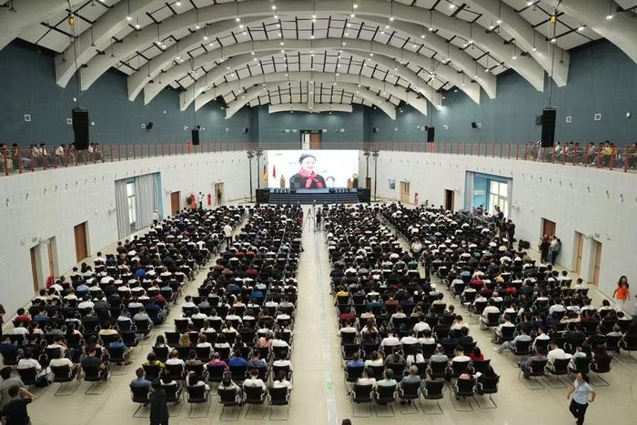 Đông đảo sinh viên, phụ huynh, đại biểu tham dự lễ khai giảng. Ảnh: VGU.