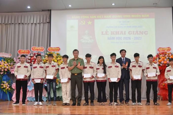 Thiếu tướng Phạm Kim Đĩnh, Cục trưởng Cục Công tác chính trị (Bộ Công an) trao quà cho sinh viên.