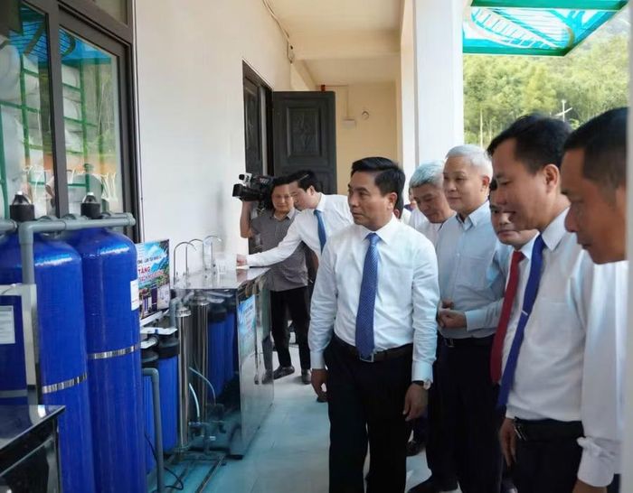 Đoàn công tác của Phó Chủ tịch Quốc hội Nguyễn Doãn Anh thăm khu nội trú Trường phổ thông nội trú tiểu học và THCS Sơn Thuỷ.