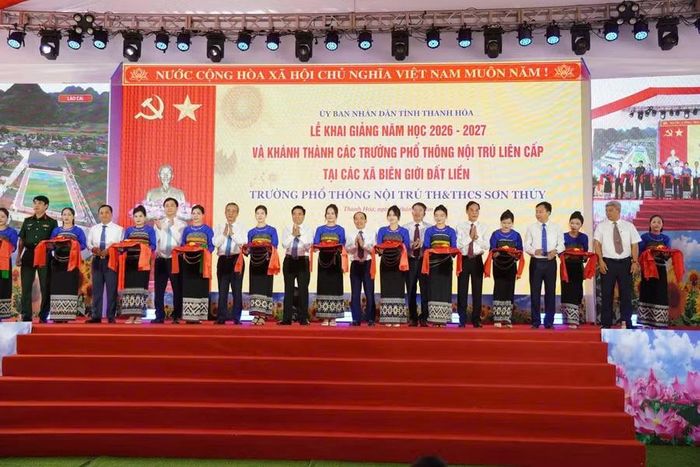 Phó Chủ tịch Quốc hội Nguyễn Doãn Anh; Bí thư Tỉnh ủy Thanh Hóa Lê Đức Thái và các đồng chí lãnh đạo tỉnh Thanh Hoá thực hiện nghi thức khánh thành công trình Trường Phổ thông Nội trú TH&THCS Sơn Thủy.