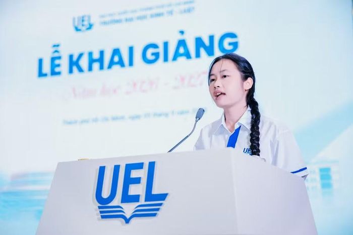  Nguyễn Ngọc Minh Thư, tân sinh viên ngành Kiểm toán, đại diện tân sinh viên Trường Đại học Kinh tế - Luật phát biểu tại lễ khai giảng. Minh Thư hứa sẽ học nghiêm túc, sống trách nhiệm, dám thử sức, dám đối diện với thất bại và không lãng phí những năm tháng đại học. 