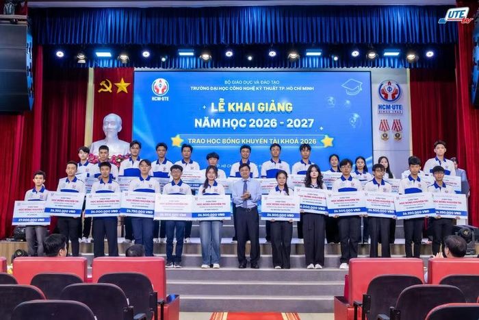 HCM-UTE trao học bổng khuyến tài cho 26 tân sinh viên đạt thành tích thủ khoa các ngành trong kỳ tuyển sinh 2026.