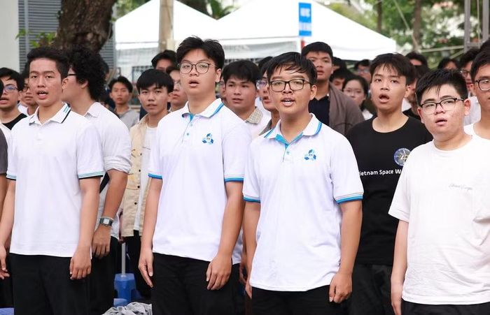 Hòa chung không khí khai giảng năm học mới trên cả nước, Trường Đại học Bách khoa (Đại học Quốc gia TPHCM) cũng tổ chức lễ khai giảng năm học 2026-2027, chào đón hơn 6.000 tân sinh viên khóa 2026.