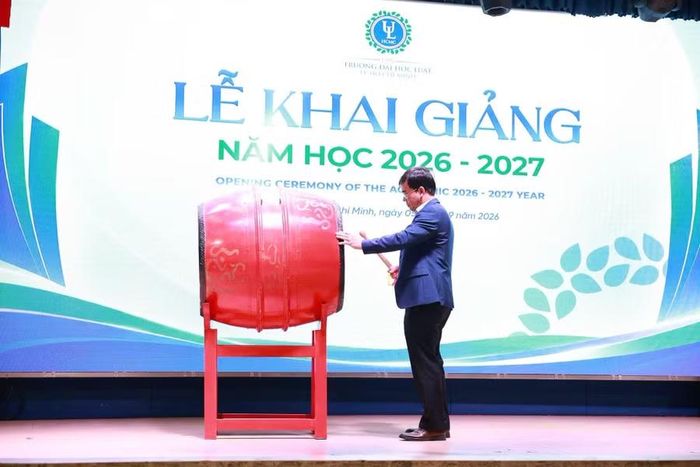 Hòa chung không khí khai giảng năm học mới trên cả nước, Trường Đại học Luật TPHCM chính thức bước vào năm học 2026-2027. Trong ảnh, TS. Lê Trường Sơn, Bí thư Đảng ủy, Hiệu trưởng đánh trống khai giảng.