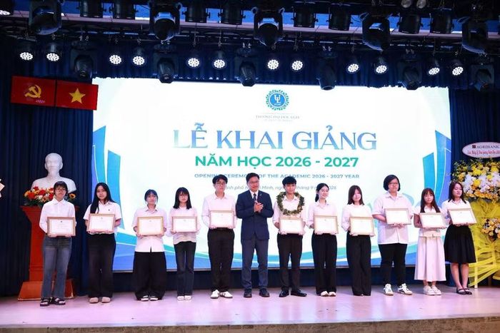 Tại lễ khai giảng, Trường Đại học Luật TPHCM vinh danh 11 tân sinh viên đạt thành tích thủ khoa trong kỳ tuyển sinh đại học chính quy năm 2026, với tổng kinh phí khen thưởng 60 triệu đồng.