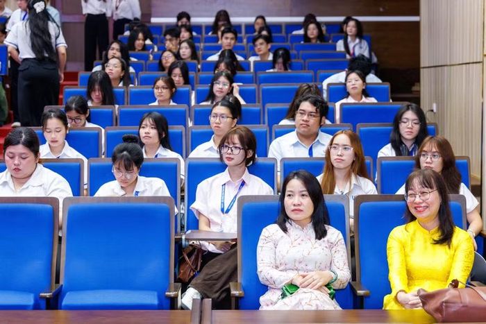 Năm 2026, UEL tuyển sinh 21 chương trình sau đại học và 38 chương trình đào tạo đại học, trong đó có 4 chương trình mới (3 đại học, 1 sau đại học). Điểm chuẩn đại học cao nhất là 90,01/100 ở chương trình Quản lý chuỗi cung ứng và Logistics quốc tế, ngành Kinh doanh quốc tế.