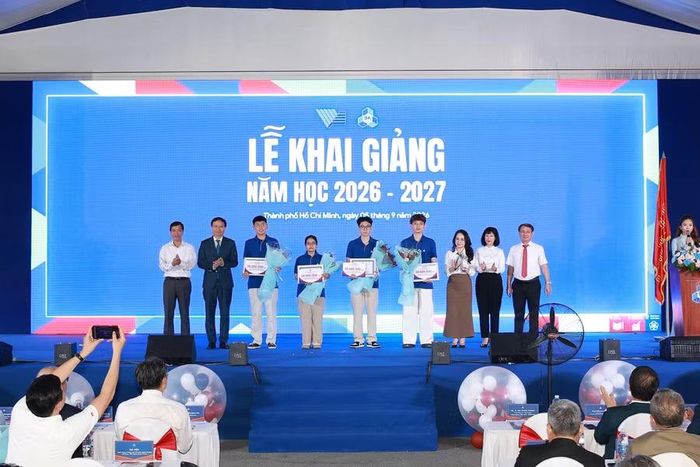 Tại lễ khai giảng, Trường Đại học Bách khoa khen thưởng 4 tân sinh viên là những thủ khoa nổi bật của mùa tuyển sinh 2026. Họ giành thành tích xuất sắc trong kỳ thi đánh giá năng lực và kỳ thi tốt nghiệp THPT.