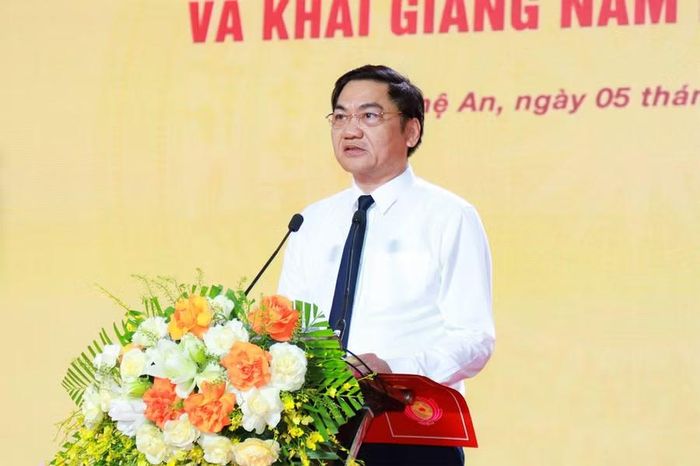 Ông Hoàng Nghĩa Hiếu, Phó Bí thư Tỉnh ủy Nghệ An phát biểu tại buổi lễ.
