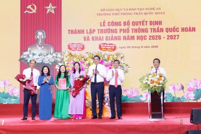 Thứ trưởng Bộ Nội vụ Nguyễn Thị Hà và lãnh đạo tỉnh Nghệ An trao quyết định thành lập Trường Phổ thông Trần Quốc Hoàn.