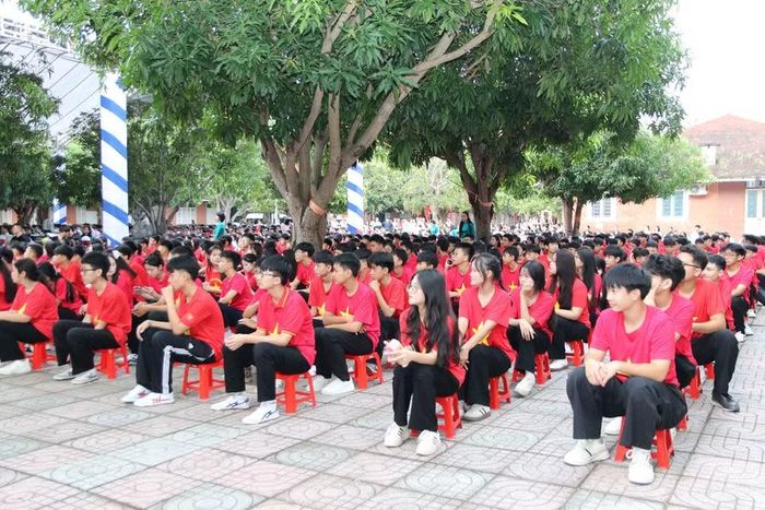 Các em học sinh tham dự buổi lễ.