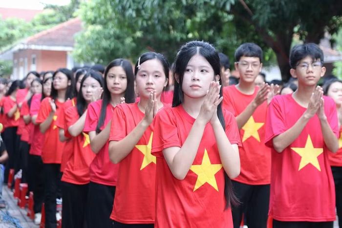 Các em học sinh tham dự buổi lễ.
