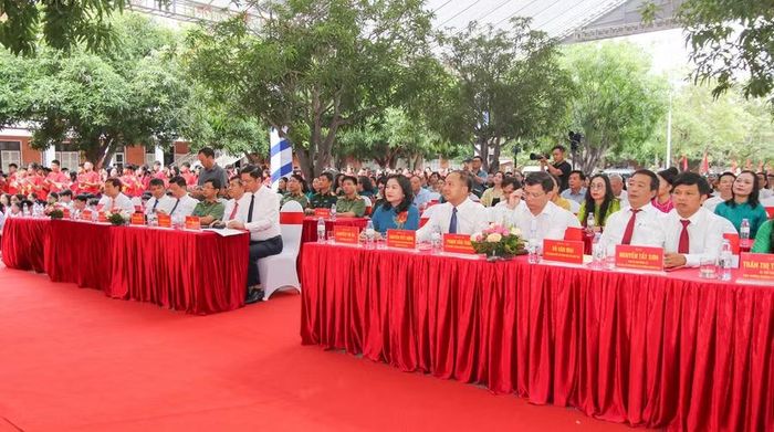 Các đại biểu tham dự buổi lễ.