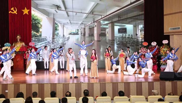 Văn nghệ chào mừng năm học mới.