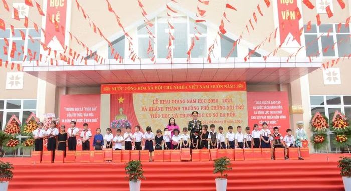 Lãnh đạo Bộ Quốc phòng tặng quà cho các em học sinh.
