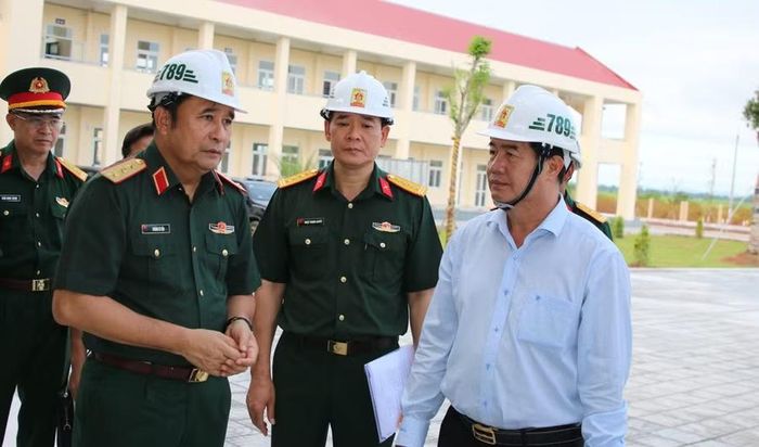 Thượng tướng Phùng Sĩ Tấn trao đổi với ông Nguyễn Thiên Văn, Phó Chủ tịch UBND tỉnh Đắk Lắk.