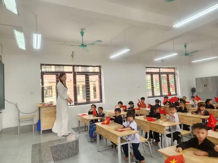 Các em học sinh vùng khó được học tập, rèn luyện tại những lớp học khang trang.
